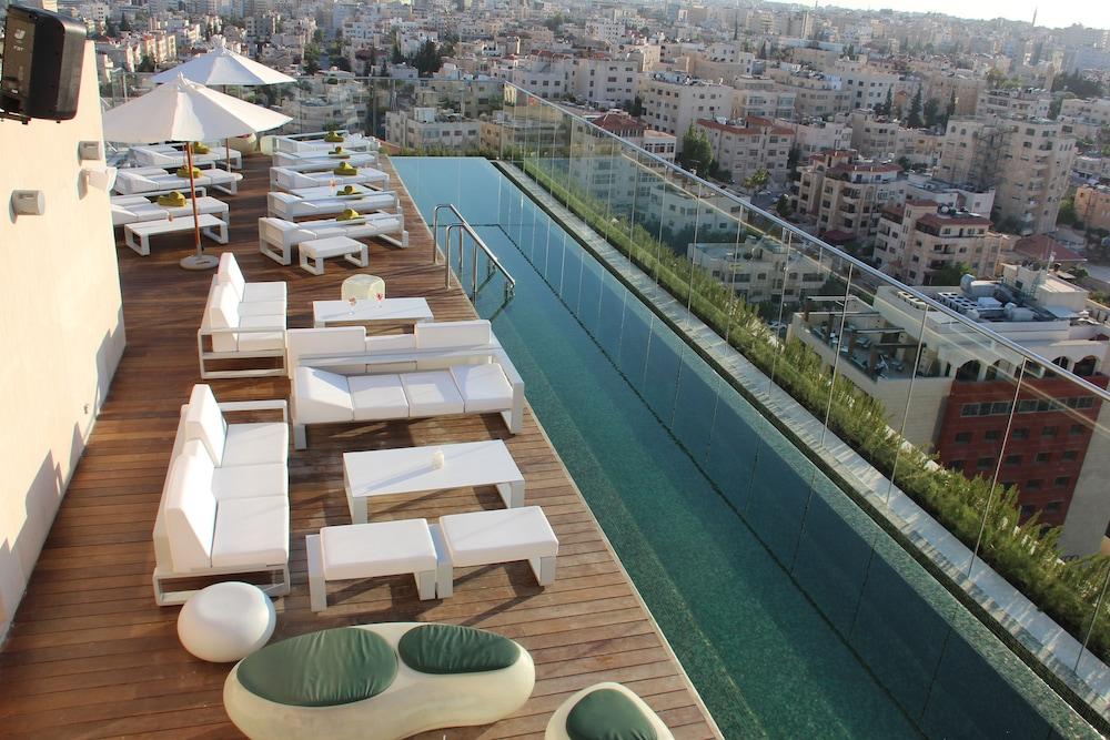 Regency Palace Amman Exterior foto The rooftop pool at the hotel