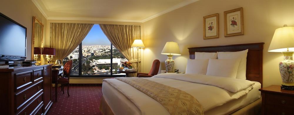 Regency Palace Amman Exterior foto A bedroom at the Grand Hotel