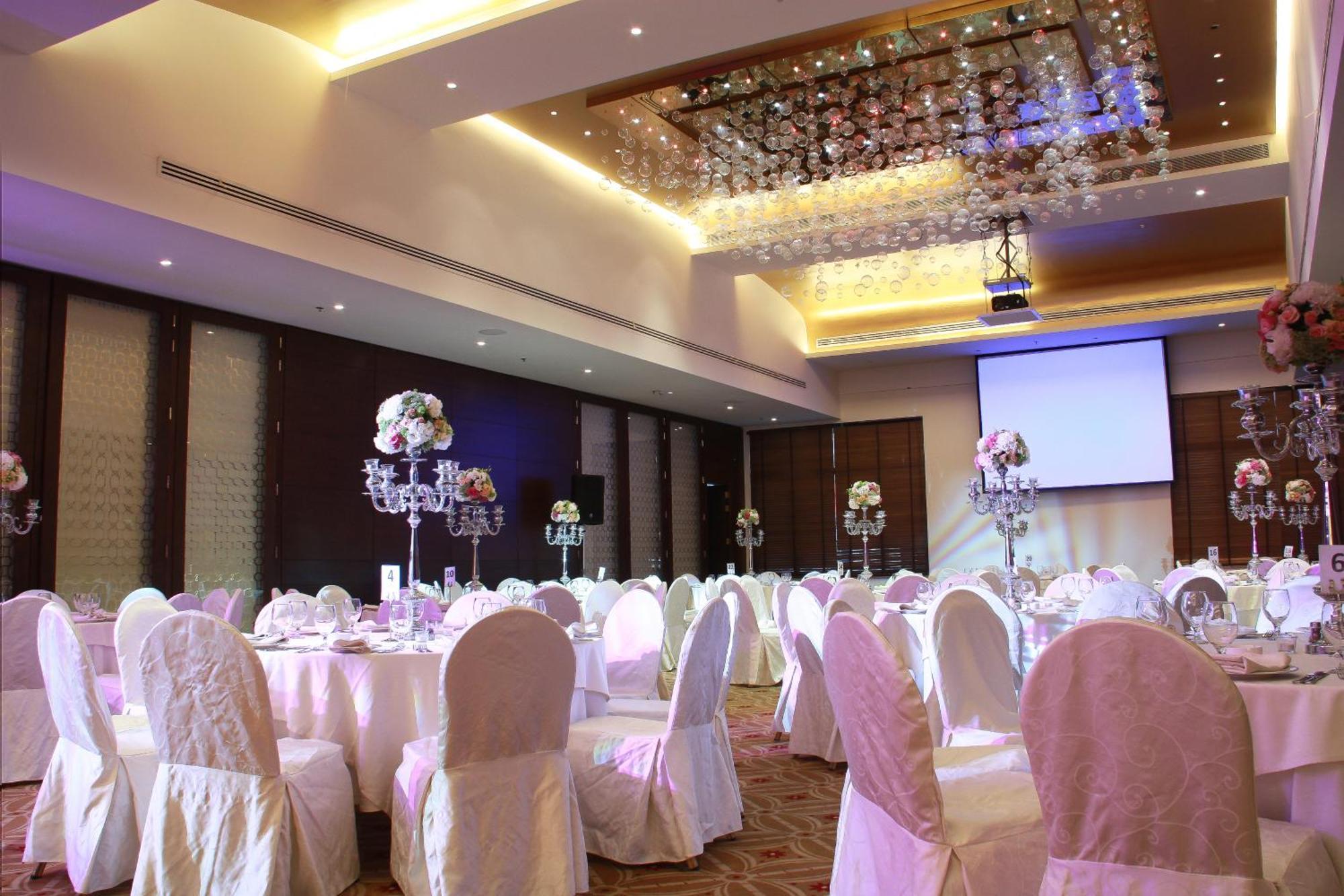 Regency Palace Amman Exterior foto A wedding reception at a hotel