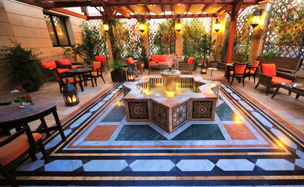 Regency Palace Amman Exterior foto The hotel's courtyard