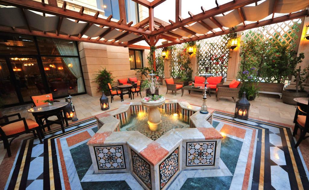 Regency Palace Amman Exterior foto The hotel's courtyard
