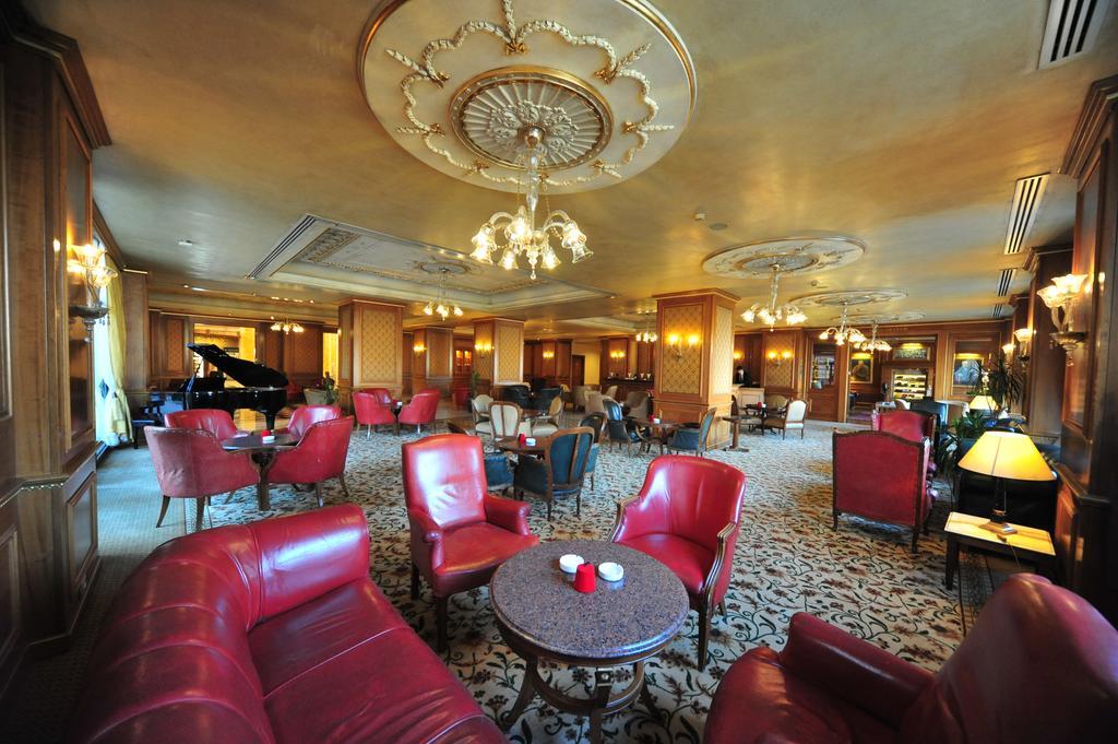 Regency Palace Amman Exterior foto The lobby of the hotel