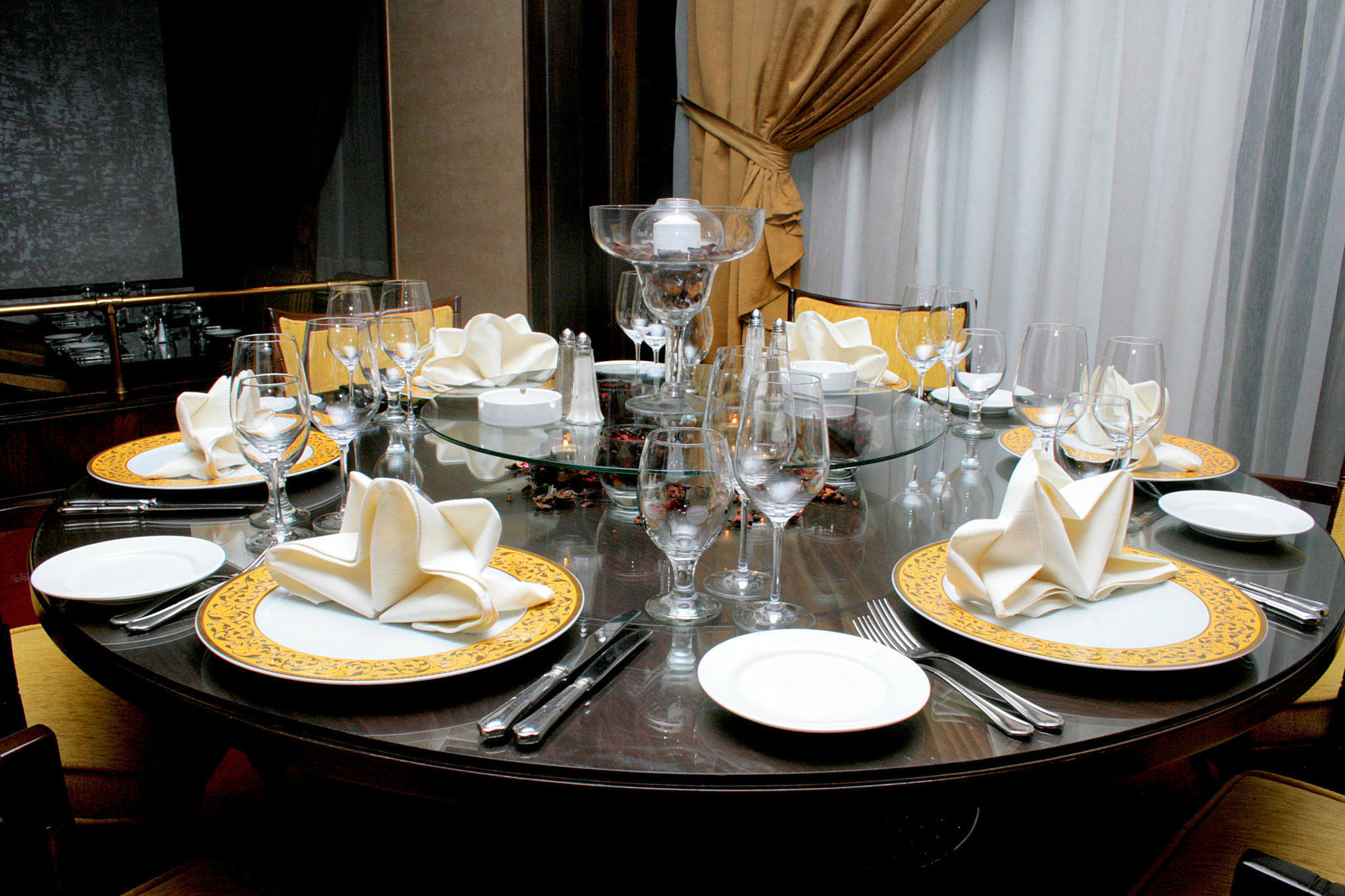 Regency Palace Amman Restaurant foto A table set for a formal dinner