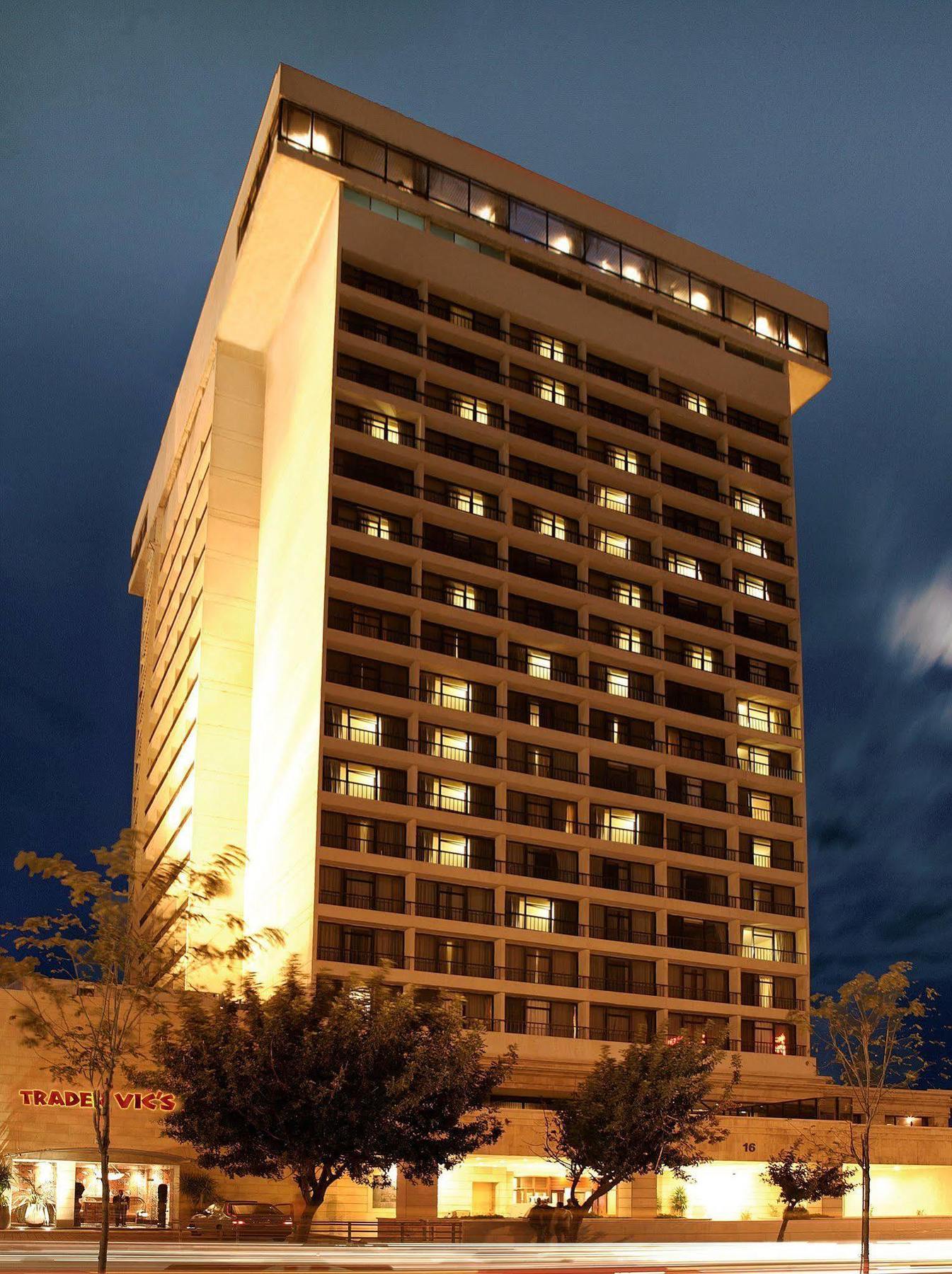 Regency Palace Amman Exterior foto The hotel at night