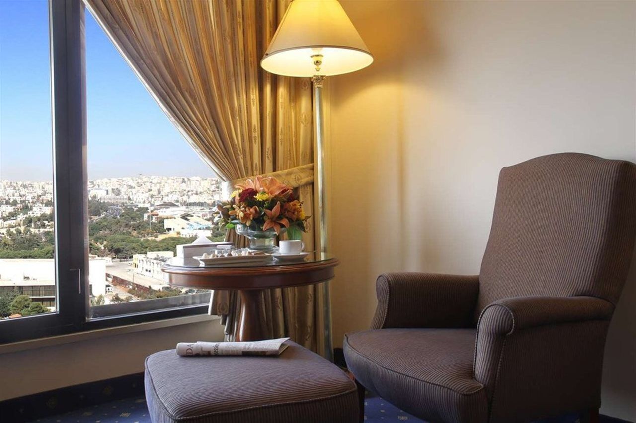 Regency Palace Amman Exterior foto A room at the Grand Hotel