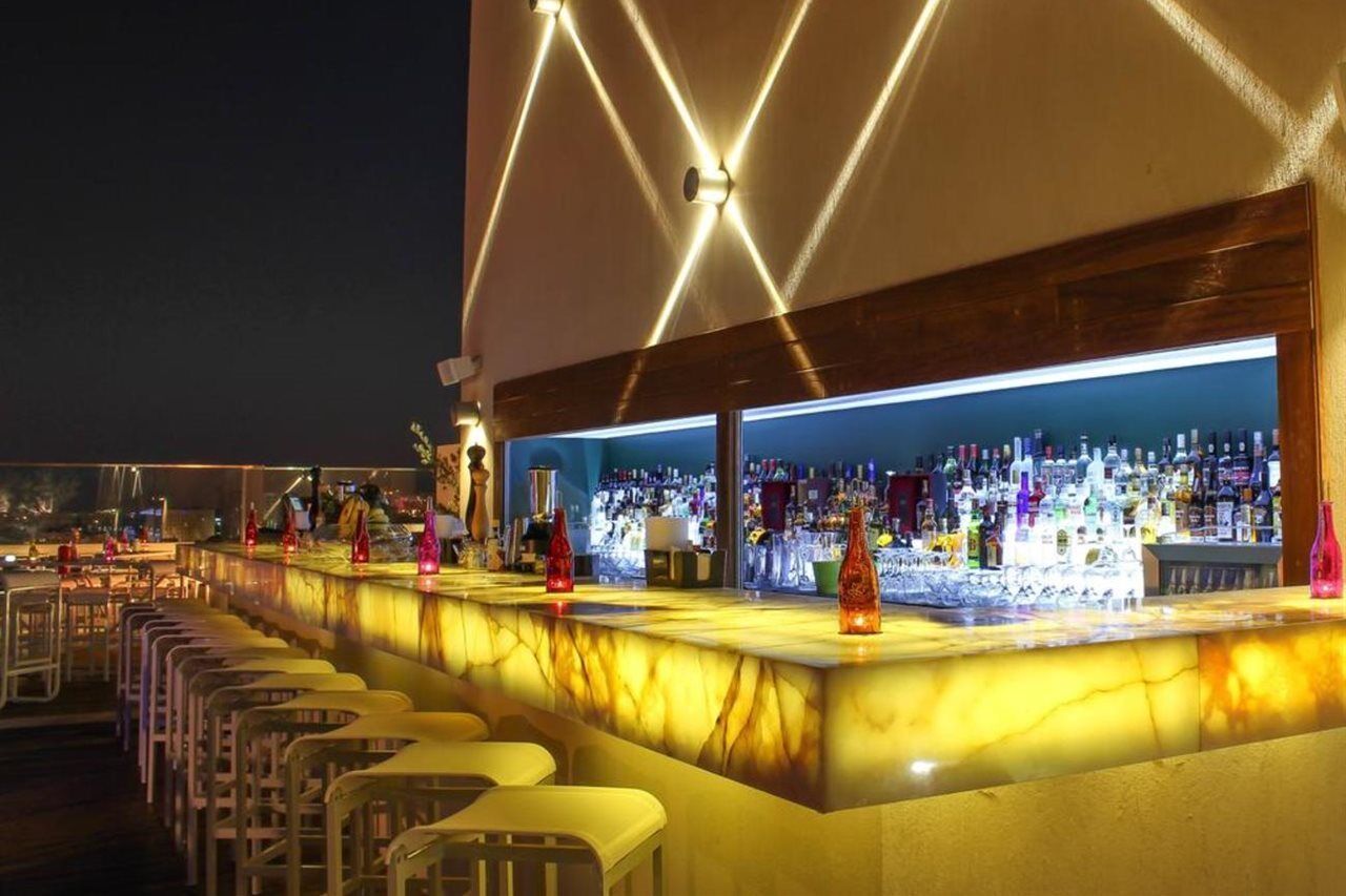 Regency Palace Amman Exterior foto Sky Bar